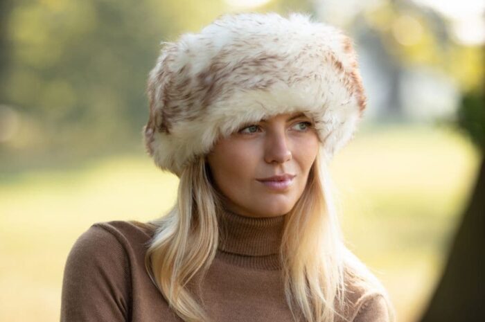 Modna czapka z kożuszkiem na zimę – hit sezonu 2025/2026